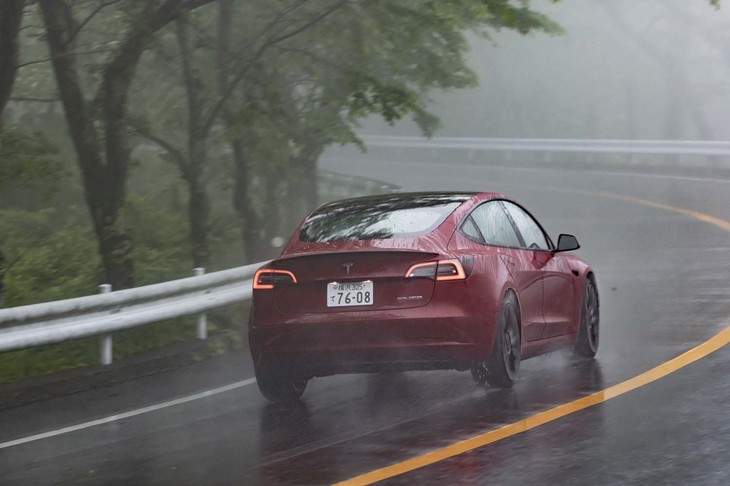 【テスラ・モデル3パフォーマンスのスペック】
	ボディーサイズ：全長×全幅×全高＝4694×1849×1443mm／ホイールベース：2875mm／車重：1850kg／駆動方式：4WD／フロントモーター：--／リアモーター：--／フロントモーター最高出力：--PS（--kW）／フロントモーター最大トルク：--N・m（--kgf・m）／リアモーター最高出力：--PS（--kW）／リアモーター最大トルク：--N・m（--kgf・m）／タイヤ：（前）235/35ZR20 92Y／（後）235/35ZR20 92Y（ピレリPゼロ）／燃費：--km/リッター／価格：717万3000円
	
	【取材時の燃費データ】
	テスト距離：276.6km（市街地1：高速道路7：山岳路2）／参考燃費：5.2km/kWh（車載電費計計測値）