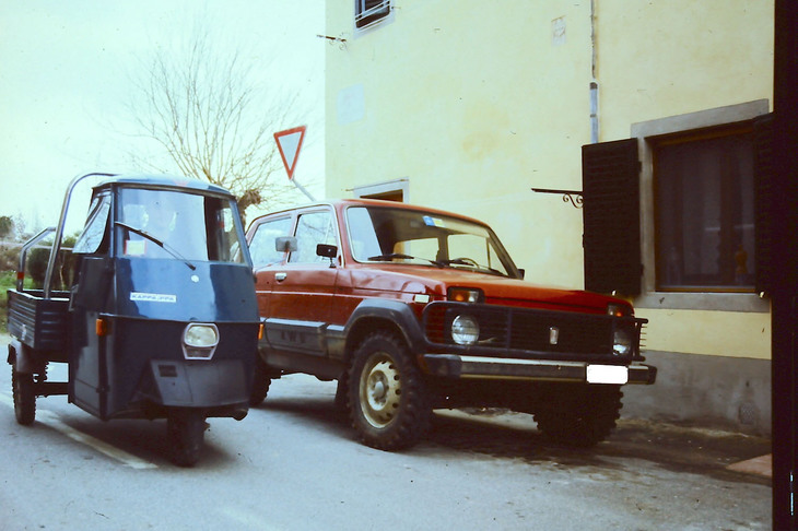わが家のご近所さんは「ラーダ・ニーヴァ」を自家用車として愛用していた（写真右）。2001年に撮影。