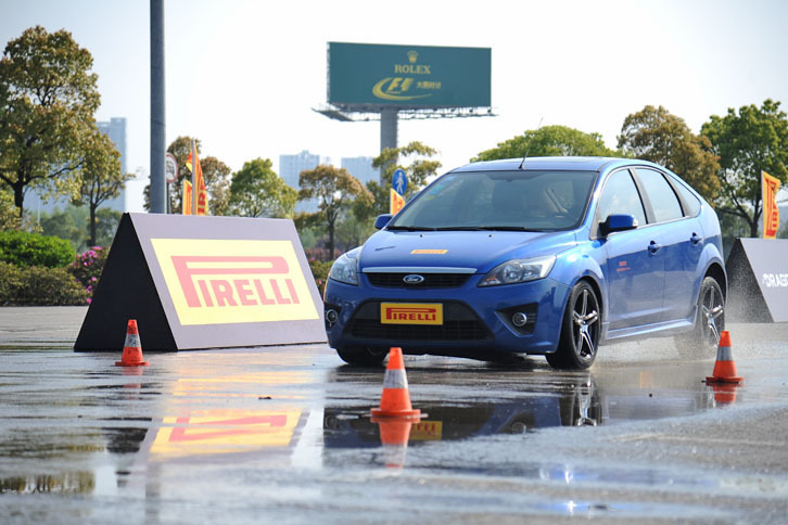 「DRAGON SPORT」はハッチバック車に装着するとスポーティーさが際立つ。写真はテスト車の「フォード・フォーカス」。