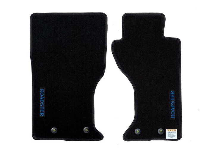 こちらは「ロードスター990S」用のディーラーオプション。ブルーステッチ／刺しゅう入りの専用フロアマット。