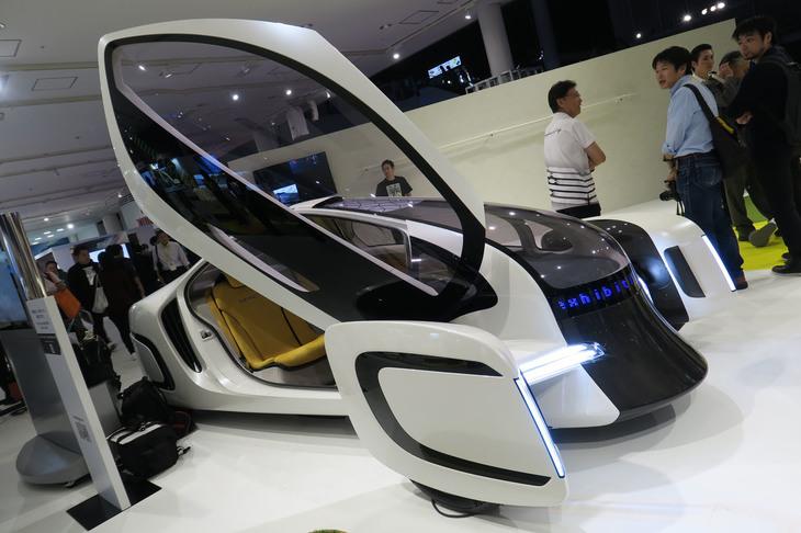 近未来の日本に入国体験ができるという触れ込みの「フューチャーエキスポ」には、自動車メーカー以外にもさまざまな企業や団体が出展した。