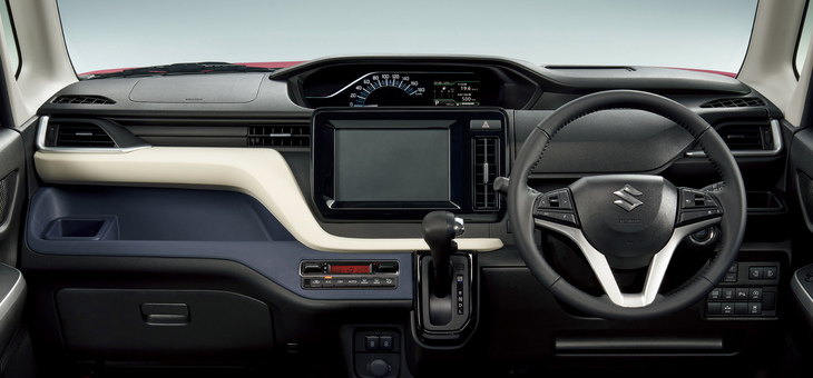 デザインが一新された「ソリオ」のインストゥルメントパネル。メーターは従来モデルと同様にセンター配置になっている。写真は「ソリオ ハイブリッドMX」。