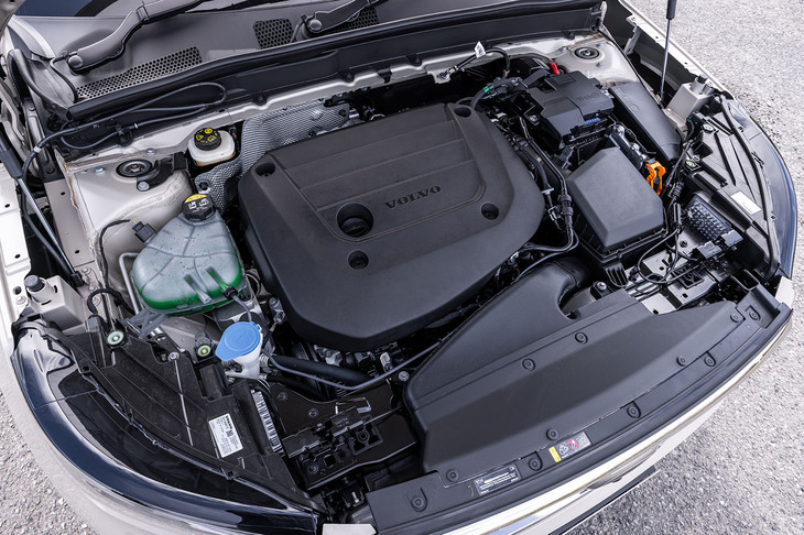 最高出力197PSの2リッター直4直噴ガソリンターボエンジンと48Vマイルドハイブリッドシステムが組み合わされる「B4」のパワーユニット。トランスミッションは7段DCTのみの設定となる。