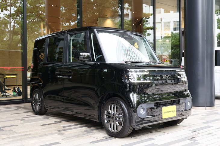 「コスモスブラック」のボディーカラーをまとった「BYDラッコ」。