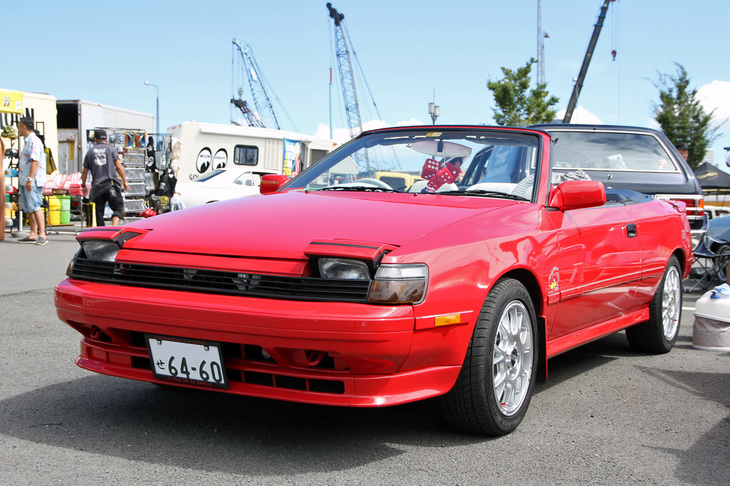 「トヨタ・セリカ コンバーチブル」。4代目セリカに、1987年に設定されたコンバーチブル。北米仕様のセリカ（国内仕様の「コロナ クーペ」のノッチバックボディーとリトラクタブルライトを持つセリカのマスクの組み合わせ）のボディーをアメリカのボディーメーカーに送り、コンバーチブルに改造して日本に送り返す……という手法で製作されていた。