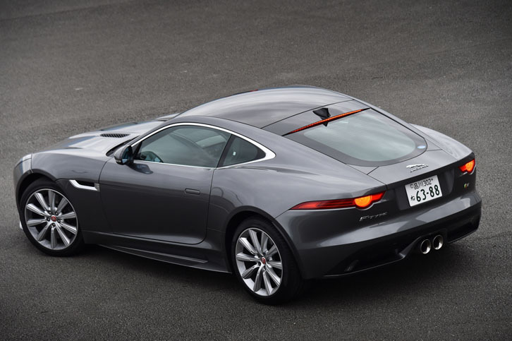 6段MT車は、日本では380psのV6エンジンを搭載する「Fタイプ S クーペ」に限ってラインナップされている。