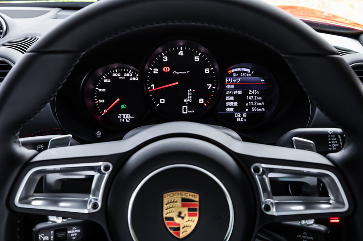 中央にエンジン回転計を配置する「718ケイマンT」のメーターパネル。右側には各種車両情報やナビ画面を切り替え表示できる、マルチインフォメーションディスプレイが組み込まれている。
