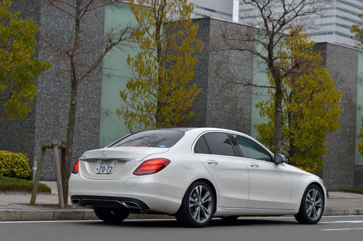 「C350eアバンギャルド」が日本でデビューしたのは、2015年12月。2016年1月にデリバリーが開始された。ほかに、ワゴン版の「C350eアバンギャルド ステーションワゴン」もラインナップされている。