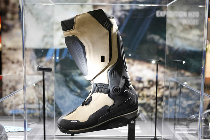 ライディングウエアブランドのレブイットは、ワイヤとダイヤルでフィット感を調整する“BOAシステム”を使用した、新型の全天候型アドベンチャーブーツを発表した。