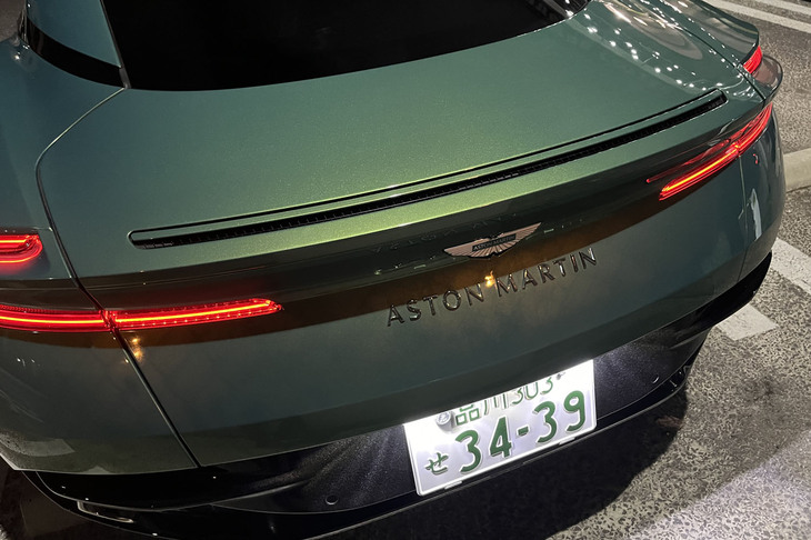 リアスポイラーのないシンプルな造形も「DB12」の特徴。2022年7月に発表された新デザインのエンブレムがDB12にも採用されている。