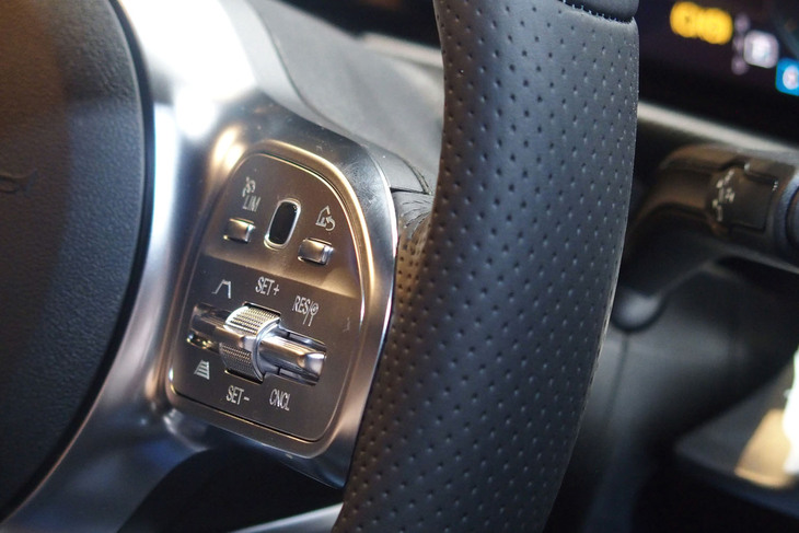 メルセデス・ベンツEQB350 4MATIC（ステアリングスイッチ）