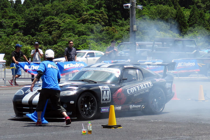 オートクロスで一番大人げない参加車両といえば、主催者・本多氏の「バイパーGTS-R」。ご覧のとおり、まんまレーシングカーである。