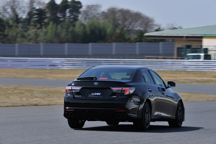 前後のサスペンションに専用チューニングが施されるほか、トルセンLSDや前後で異なるサイズのタイヤを採用。VSCも専用チューニングとなっている。