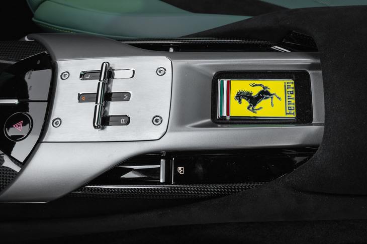 トランスミッションは8段ATのみだが、シフトセレクターのデザインには、MT車のシフトゲートのイメージが反映されている。