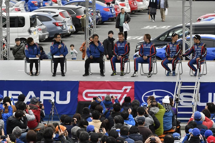 STIのマシンでレースに臨む4人のドライバーと、辰己英治総監督（写真左から3番目）。