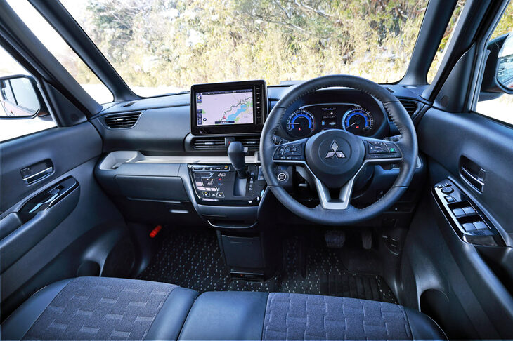 インテリアは軽自動車離れした質感の高さが魅力。エアコンのコントローラーはタッチパネル式で、大きな表示で直感的に操作できる。