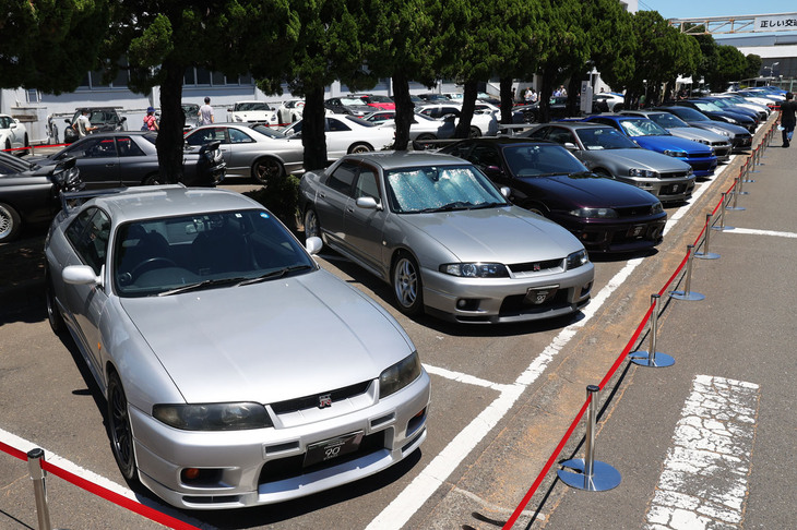 手前は「スカイラインGT-R」（R33）、その隣はスカイライン生誕40周年記念モデルとして1997年に発表、翌1998年に発売された第2世代GT-Rで唯一の4ドアセダンとなる「スカイラインGT-Rオーテックバージョン40thアニバーサリー」。