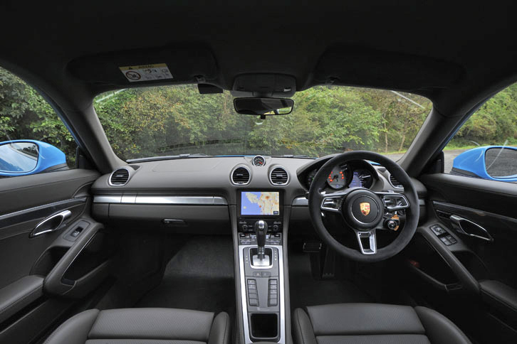 インテリアの様子。7インチのマルチタッチディスプレイや150Wのオーディオシステムが標準で備わる。