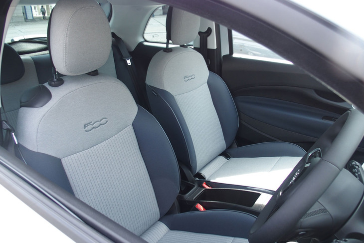 フィアット500e（フロントシート）