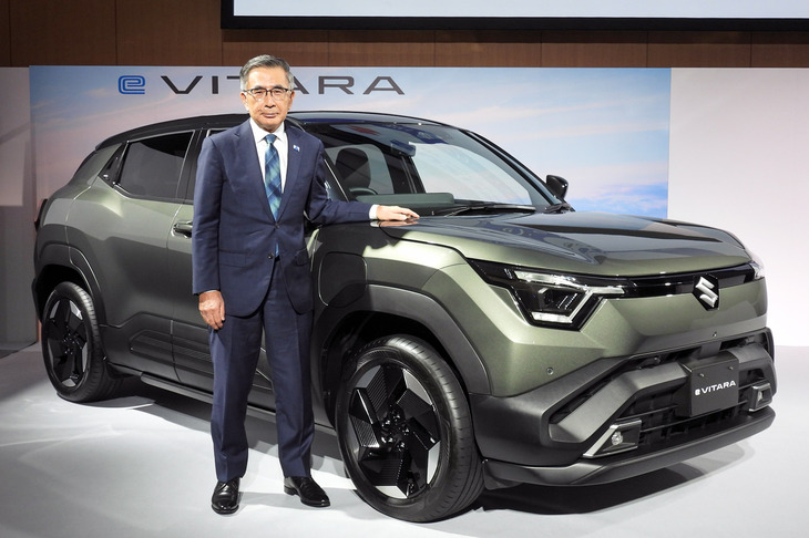 スズキ初の量産BEV「eビターラ」と、鈴木俊宏社長。2025年9月16日の発表会より。