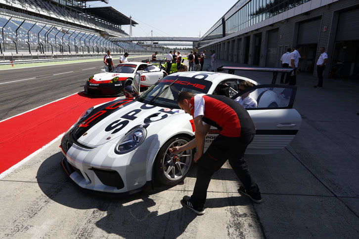 ドイツツーリングカー選手権（DTM）も開催される、ドイツのラウジッツリンクが試乗の舞台だ。