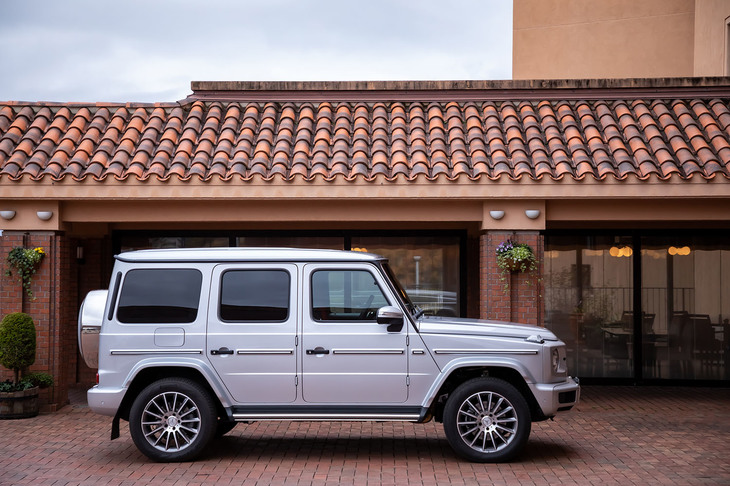 「イリジウムシルバー」のボディーカラーをまとった試乗車。全10色の外装色が標準設定されている。ボディーサイズは、全長×全幅×全高＝4660×1930×1975mm、ホイールベース＝2890mm。