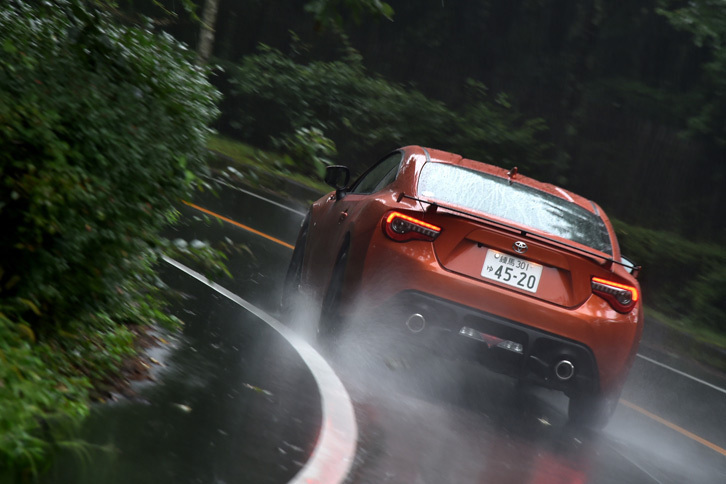 アルミテープによる空力コントロール技術の比較体験は、マイナーチェンジを受けた「トヨタ86」の公道試乗会と併せて行われた。