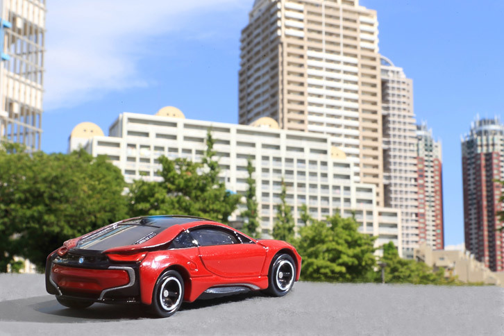 「i8」の外装色はグレーやブルー、シルバー、ホワイトなど6色のみ。今回撮影したモデルは、外装色に特別色「プロトニックレッド」が採用された限定モデル「i8 Celebration Edition“Protonic Red”（セレブレーションエディション プロトニックレッド）」を再現したものと思われる。（写真＝荒川正幸）