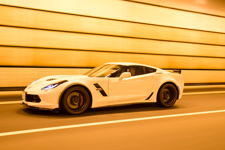 東京湾アクアラインの海底トンネルを行く「シボレー・コルベット グランスポーツ」。カタログモデルに加え、フェンダーハッシュマークや専用コーディネートのインテリアなどでドレスアップした限定モデルも販売されている。