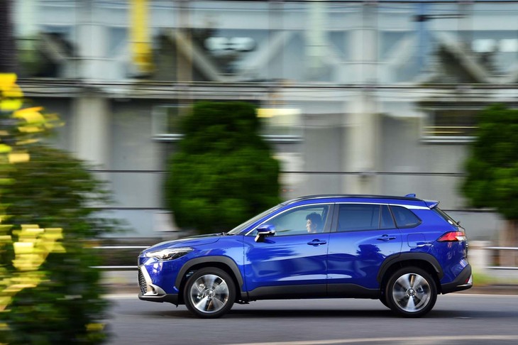 「カローラ クロス」のリアサスペンションは、駆動方式により形式が異なる。FF車はトーションビーム式で、4WD車はダブルウイッシュボーン式となる。