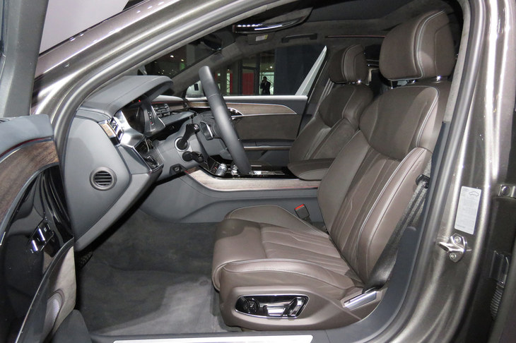 アウディA8 L（フロントシート）