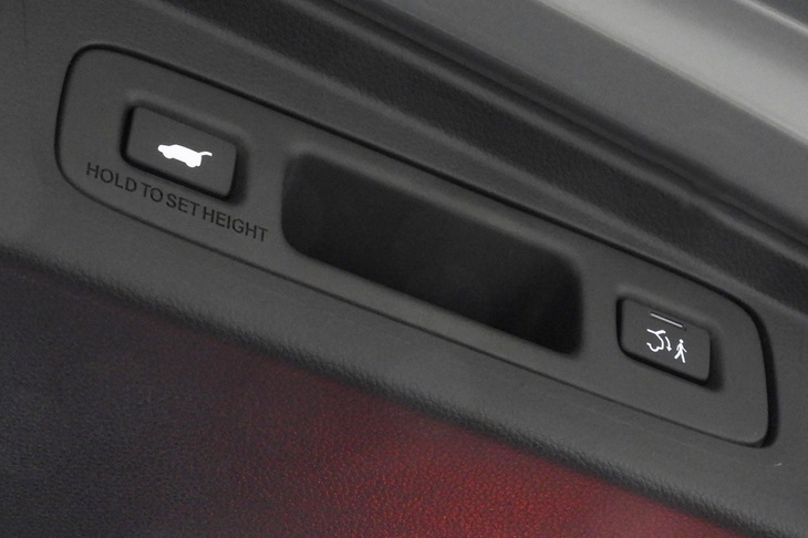 ホンダCR-V e：HEV RS（電動テールゲート／「予約クローズ」機能のスイッチ）