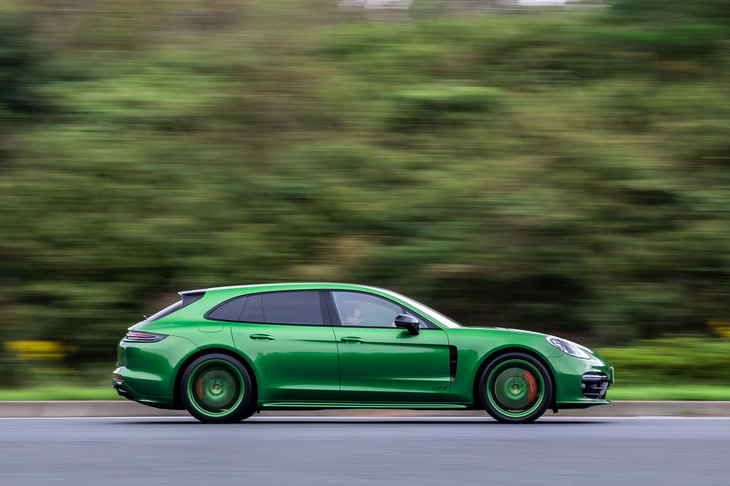 「GTS」では、他のモデルよりも10mmローダウンされたスポーツサスペンションを装着。フルタイム4WDの「ポルシェ トラクションマネージメント(PTM)」が採用されている。