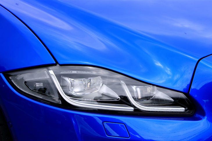 ヘッドランプはキセノン式が標準。テスト車に装備されていた“ダブルJデザイン”のフルLEDヘッドランプは有償オプションとして用意されている。