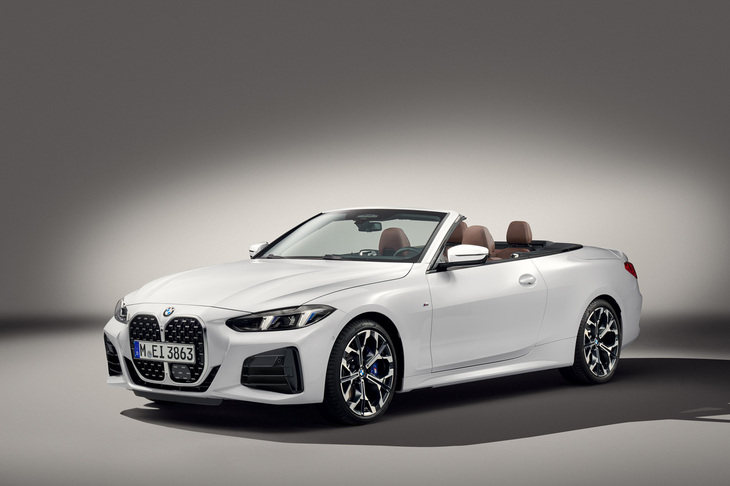 「4シリーズ カブリオレ」のフロントビュー。走行中でも50km/h以下であれば開閉操作が行えるソフトトップを採用している。