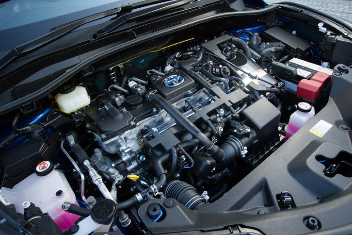 ハイブリッド車のパワープラントは基本的にプリウスと共通。1.8リッターのガソリンエンジンに、動力分割機構に平行軸歯車を用いた最新世代のハイブリッドシステムが組み合わされる。