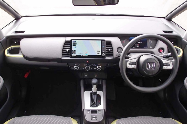 フラット化されたダッシュボードが印象的なインテリア。良好な前方視界を確保するとともに、「爽快な空間」が表現されている。