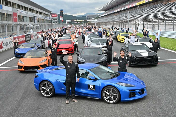 イベントの最後を締めくくるのは、ホームストレートでの記念撮影と、レーシングコースをぐるりとまわるパレードランである。（写真：ゼネラルモーターズ・ジャパン）