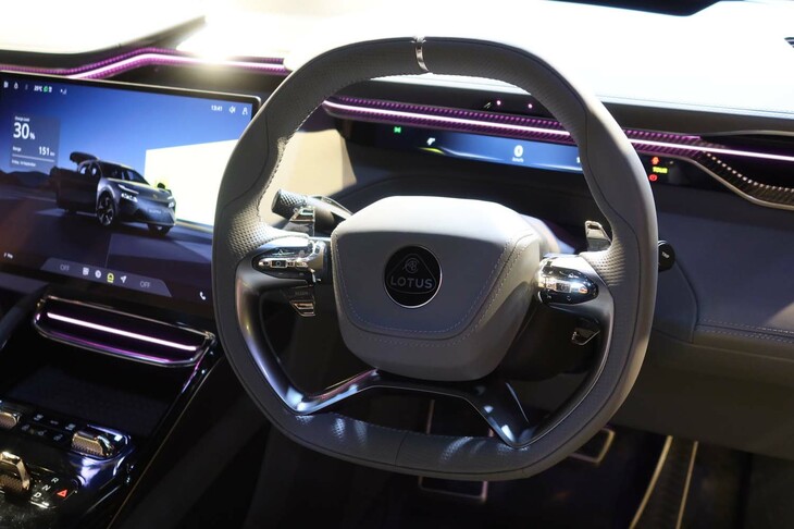ロータス・エレトレR（ステアリングホイール）