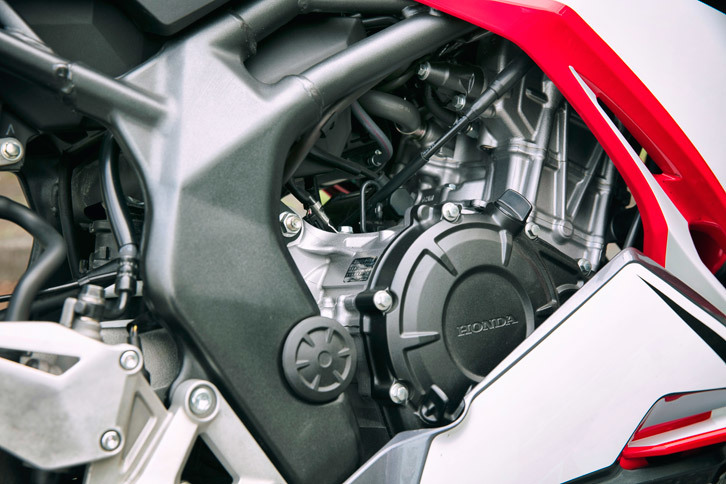 エンジンは249ccの水冷2気筒DOHC。高回転化によるピークパワーの向上と、バルブタイミングの最適化による低中回転域の力強さを同時に実現している。