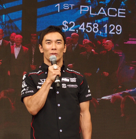 背景の映像に見られる通り、今回の優勝賞金は245万8129ドル（約2億7000万円）。ただし、全額がドライバーの手にわたるわけではない。佐藤は自分の取り分を使って、チームスタッフにプレゼントを贈る予定だそうだ。