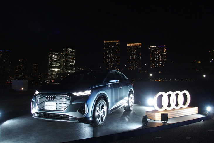 イベント会場の屋外に展示された「Q4スポーツバックe-tron」。