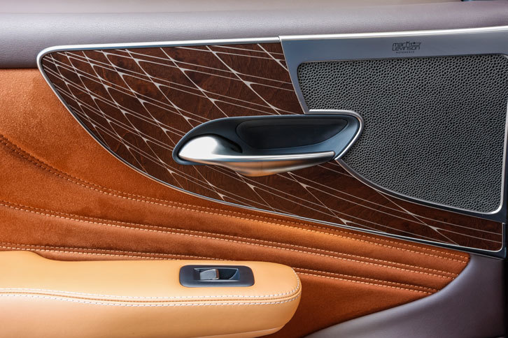 匠（たくみ）の技が光るドアトリム。“エグゼクティブ”には「レーザーカットスペシャル」と名付けられたオーナメントパネルがあしらわれていた。