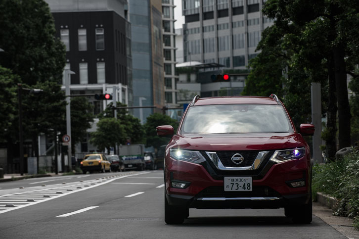 2017年6月にマイナーチェンジを受けた「日産エクストレイル」。フロントマスクの「Vモーショングリル」がワイドになり、よりダイナミックさを強調したデザインとされた。