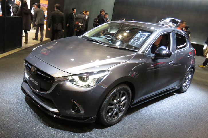 「デミオ カスタムスタイル2017」には、ローダウンサスペンションや、エアロパーツが装着される。