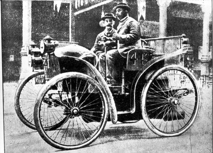 ミシュラン兄弟はパリ−ボルドー−パリに空気入りタイヤを装着したプジョーで出場。終始パンクに悩まされ続けたが、他の参加者から大いに注目を集めた。