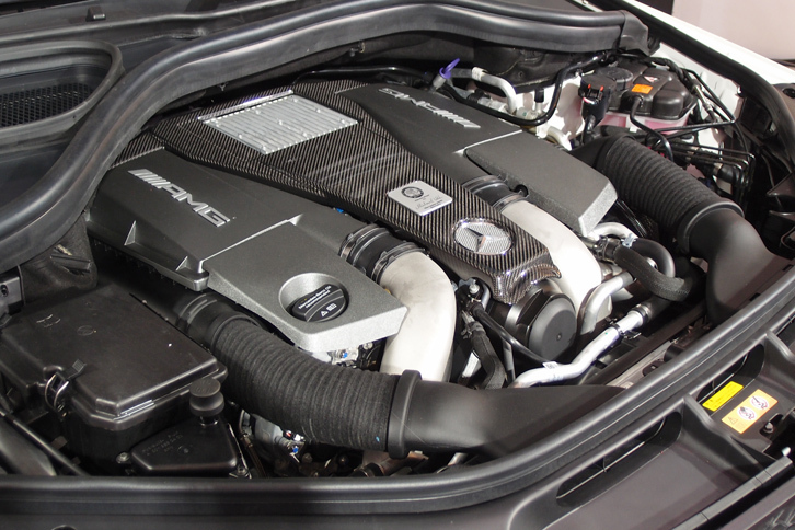 「メルセデスAMG GLS63 4MATIC」の5.5リッターV8ツインターボエンジン。最高出力585ps、最大トルク77.5kgmを発生する。