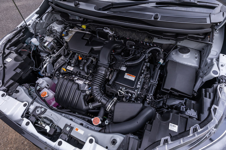 「e-SMART HYBRID」において発電を行う最高出力82PS、最大トルク105N・mの1.2リッター直3自然吸気エンジン「WA-VEX」をフロントに搭載。今回のマイナーチェンジで、非ハイブリッドモデルにも基本設計を共用した「WA-VE」エンジンが新たに採用されている。