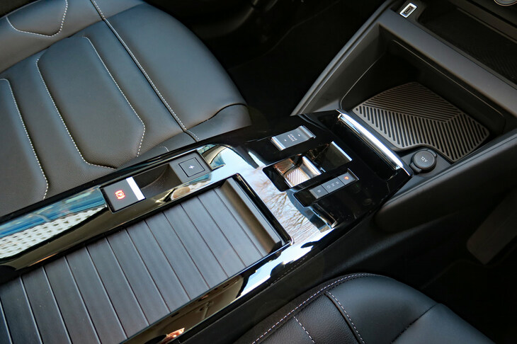 シトロエンE-C4エレクトリック（センターコンソール）