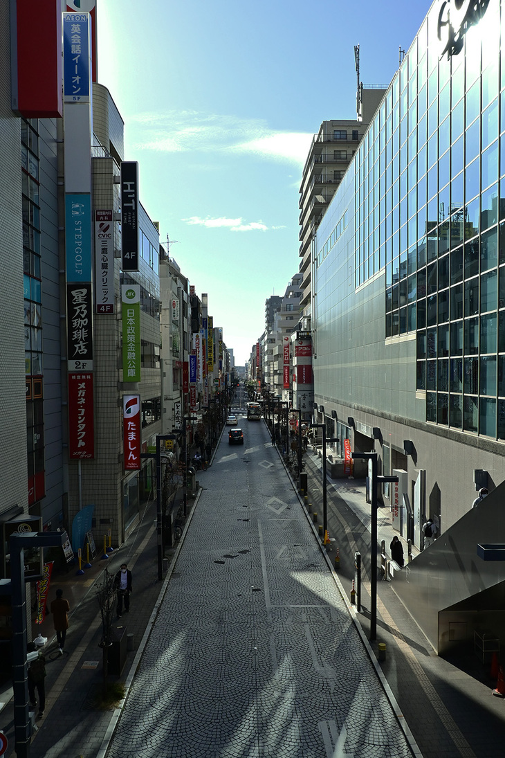 JR三鷹駅からの眺め。サブ機として導入したニコンの「Z fc」で撮影。（藤沢）